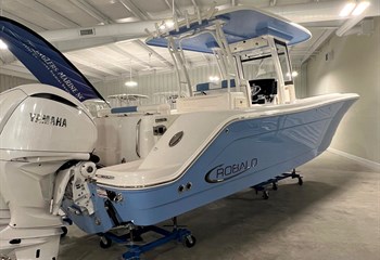 2025 Robalo R302 Steel Blue Boat